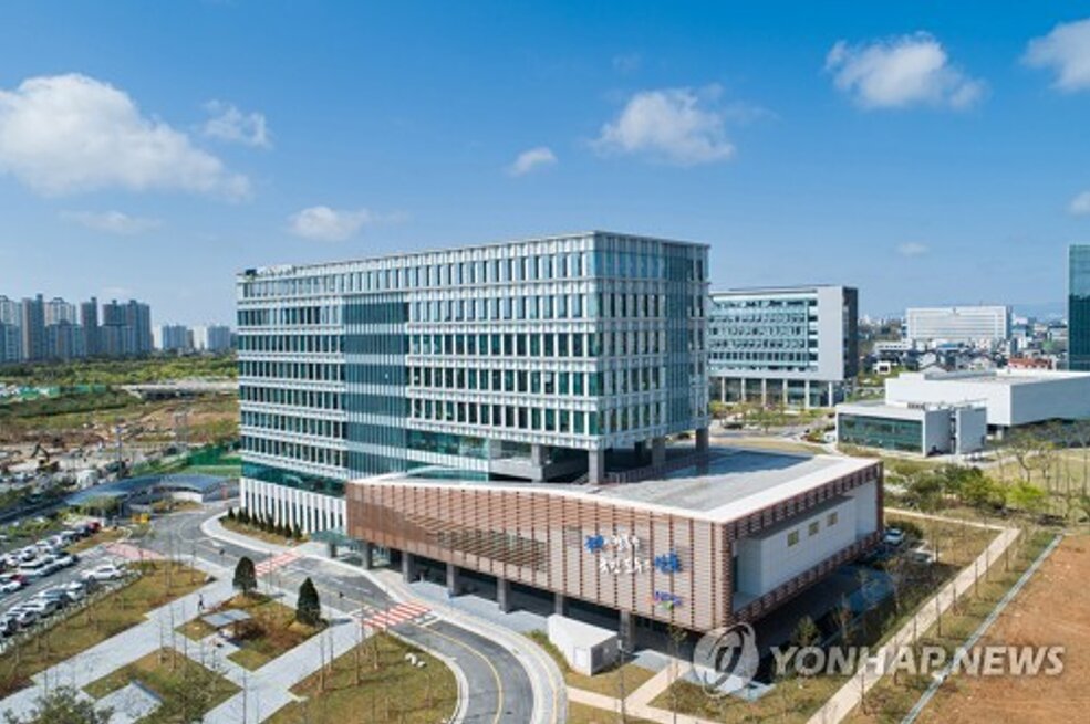 맑은 하늘 아래 촬영한 국민연금공단 청사 건물 전경